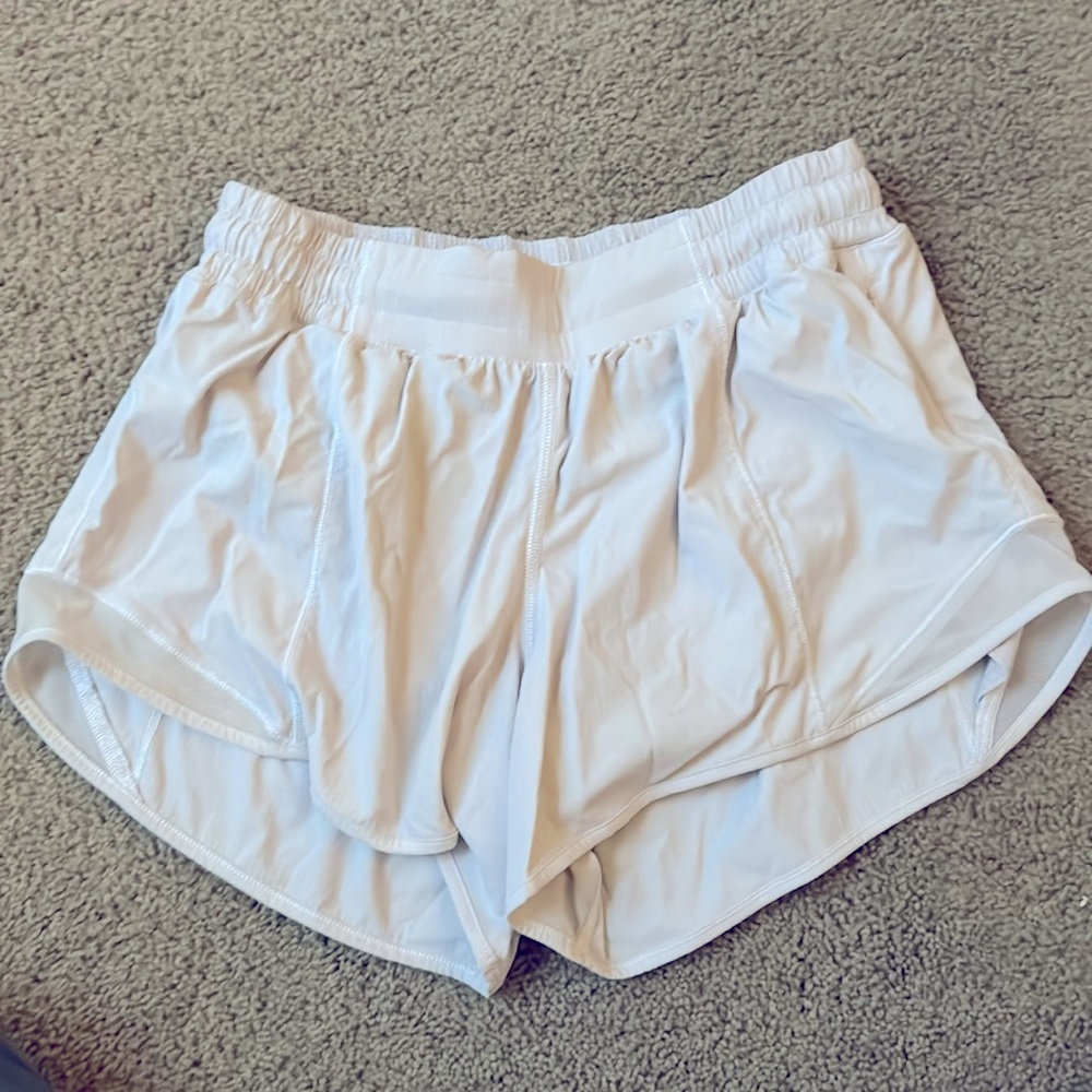 Women Lulu lemon size 4 white short. Hotty toddy. 2 inch